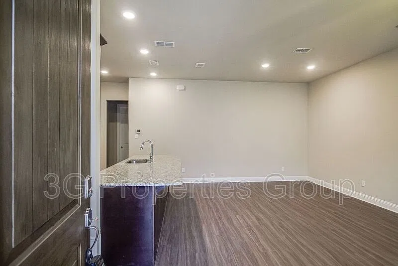 3 bed, 2.5 bath, 1720 sqft, $2,695 — Photo 4