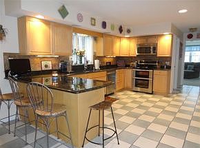 Spacious Kitchen w/Granite