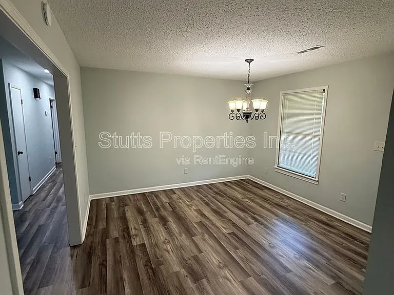 913 Waverly Ave — Photo 2