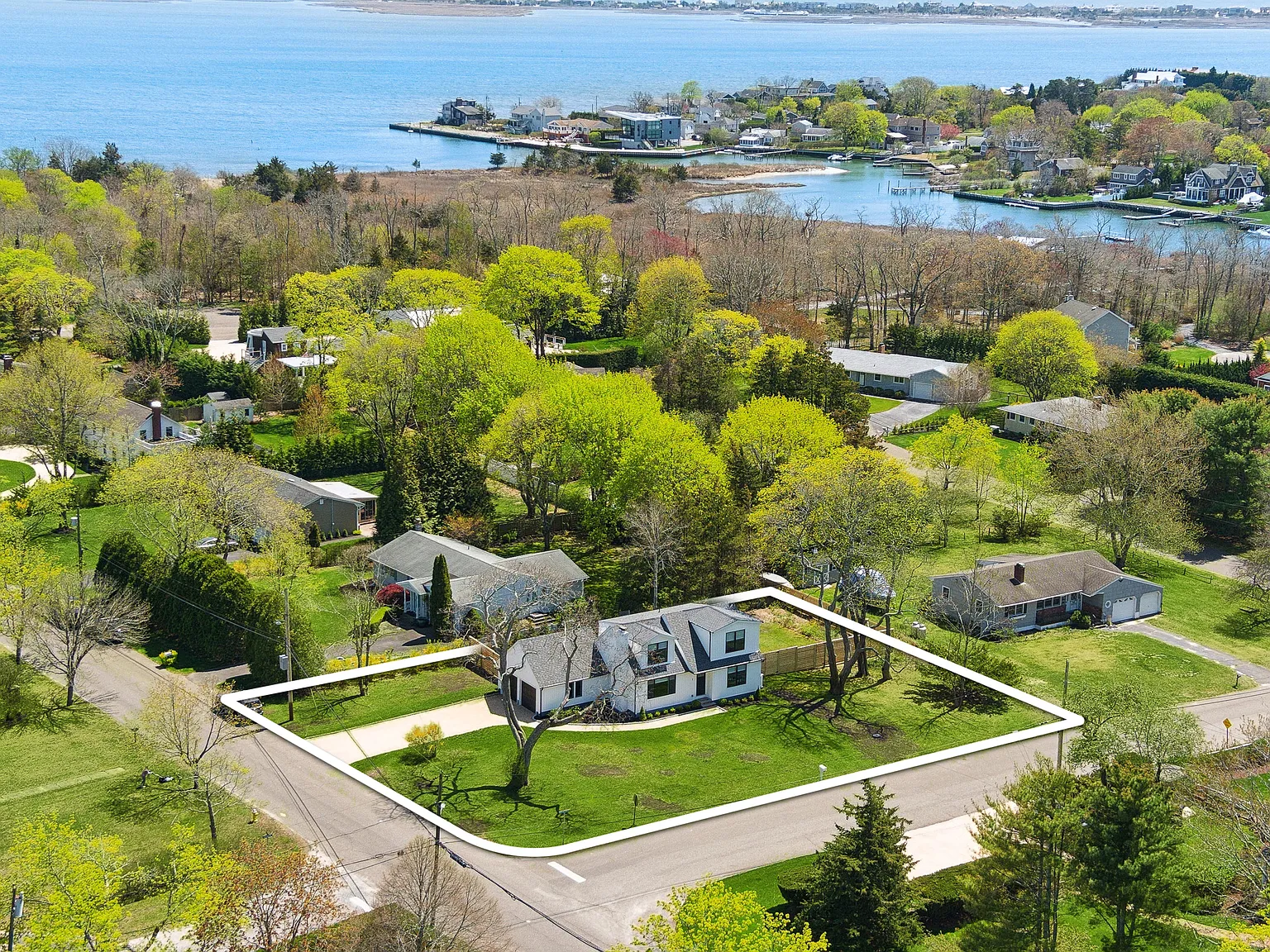 Renovated Cape in Bay front community — Photo 1