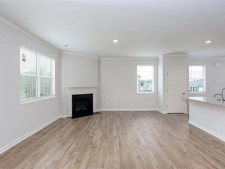 131 Landsdowne Way — Photo 4