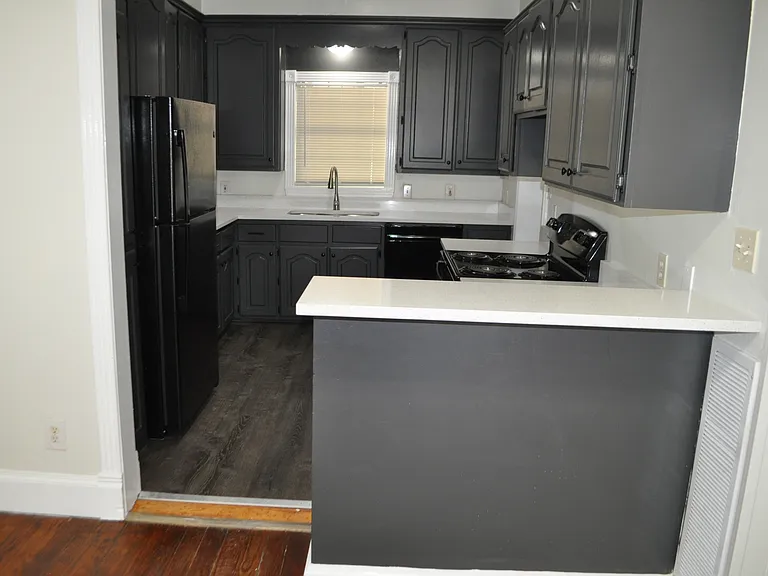 205 E Travis St — Photo 3