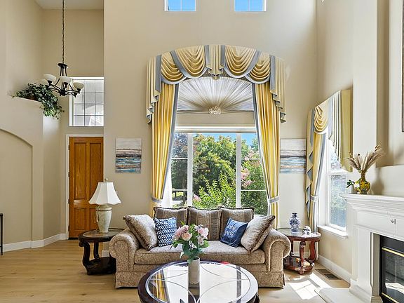 3rd image of 553 Lower Vintners Cir