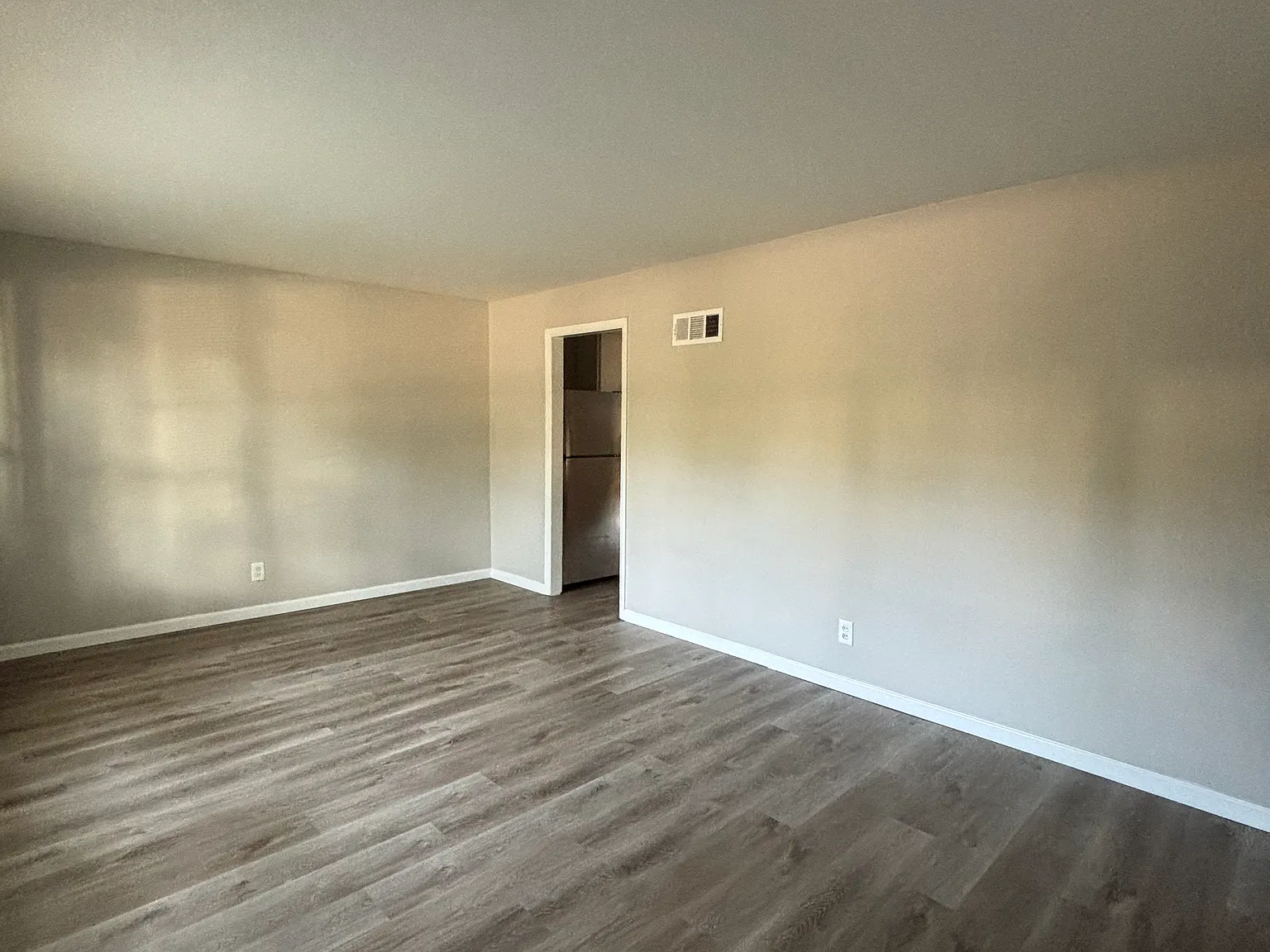 3 bed, 1025 sqft, $1,900 — Photo 2