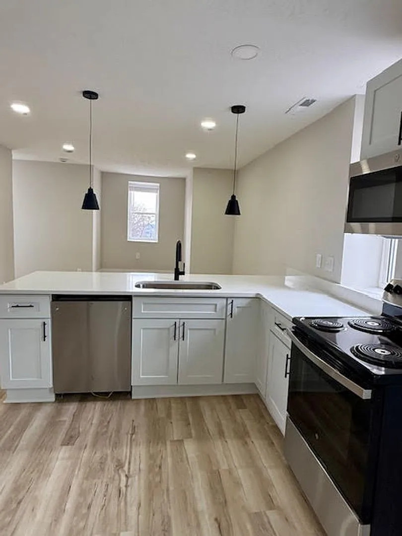 939 Chateau Ave — Photo 1