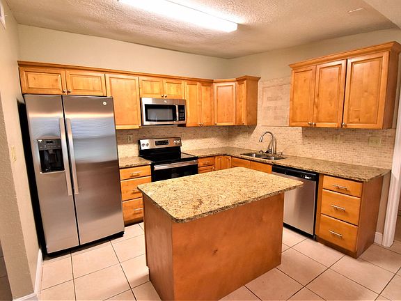 5th image of 1501 Roscomare Ave