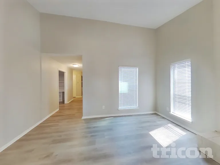 725 Villa Ridge Dr — Photo 3