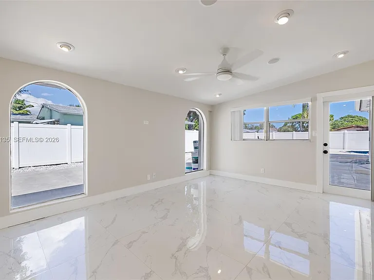 1221 SE 10th St — Photo 37