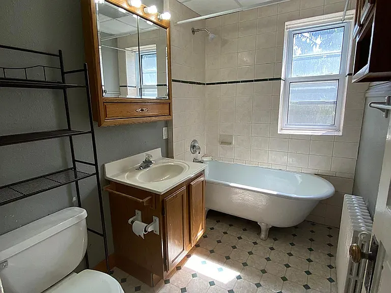 918-922 E 5th St — Photo 23