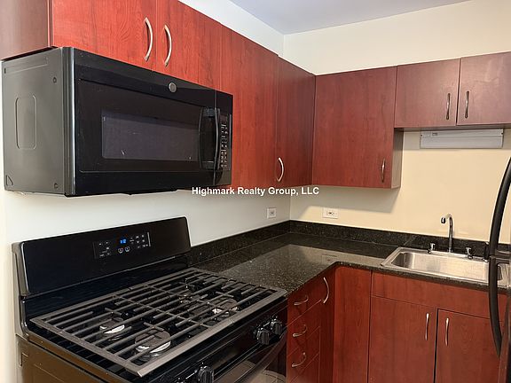 2nd image of 2642 W Foster Ave #105C