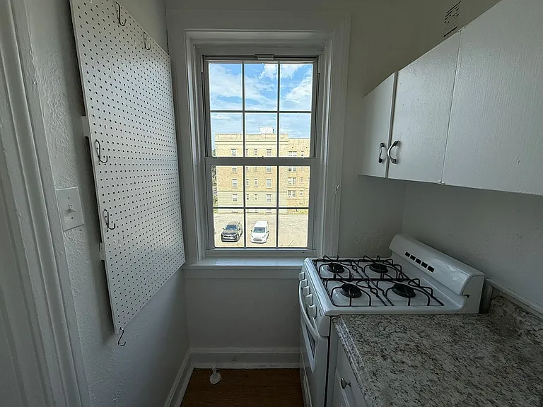 Bayard Manor Apartments — Photo 33