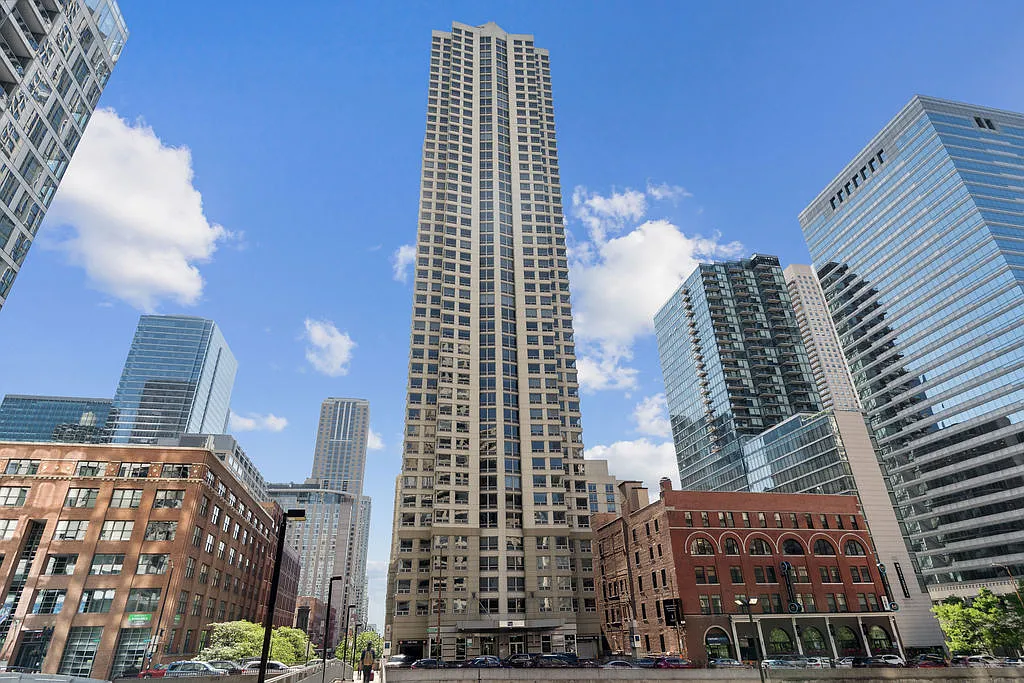 440 N Wabash Ave APT 2702 photo 1