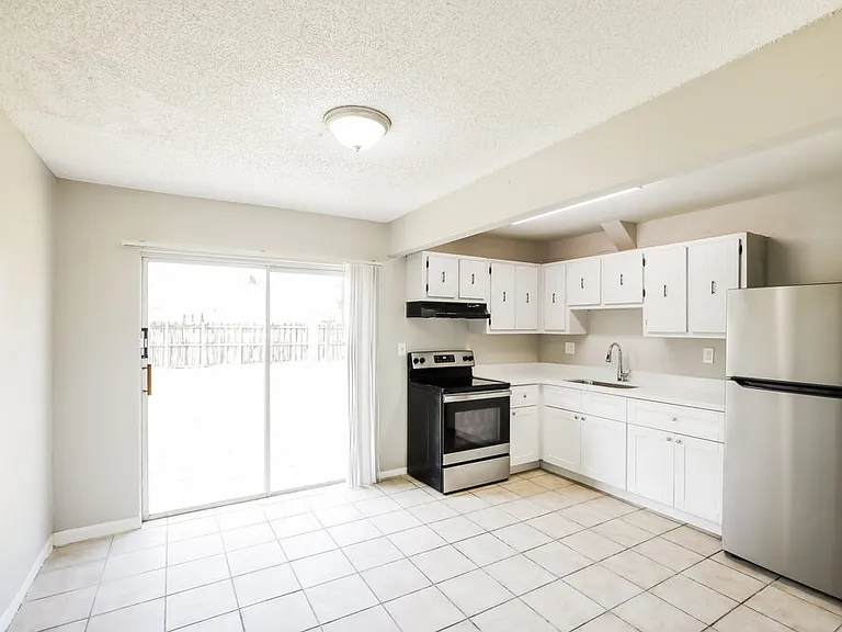 7710 SW 6th St — Photo 8