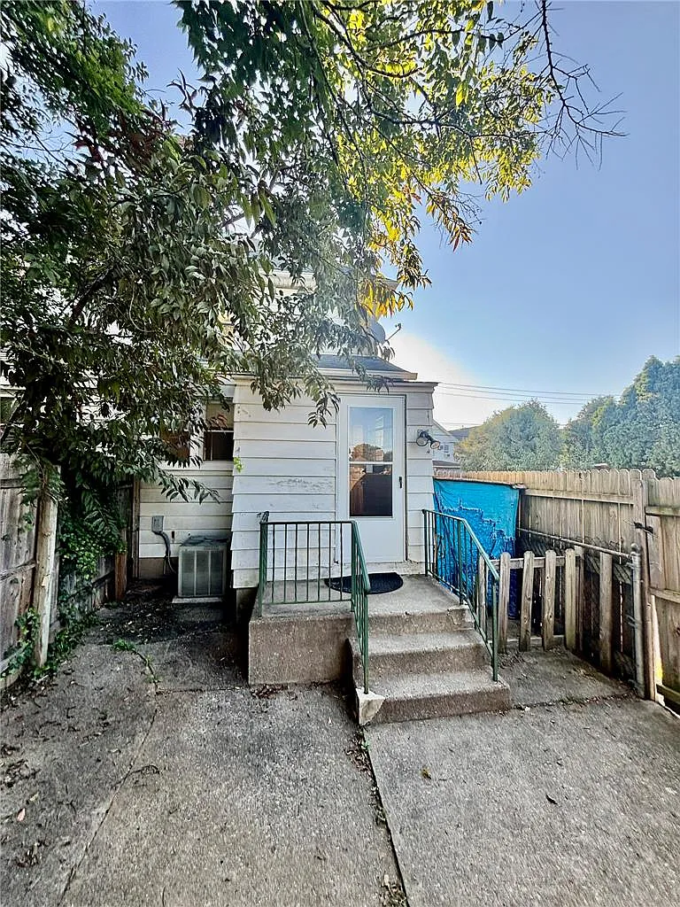 3 bed, 1.0 bath, 672 sqft, $1,750 — Photo 2