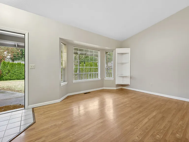 1012 Irving St SW — Photo 6