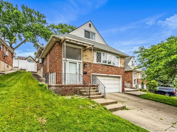 68-07 Little Neck Pkwy Parkway, Glen Oaks, NY 11004