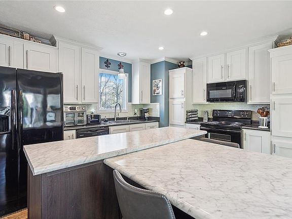 5th image of 46169 Laurie Dr