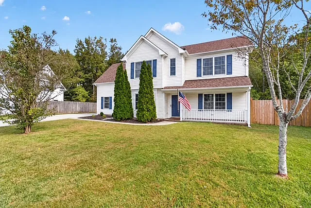 4 bed, 2.5 bath, 2700 sqft, $3,400 — Photo 2