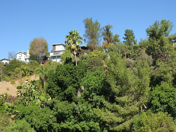 3rd image of 1520 Cliff Dr