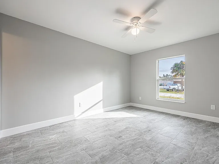 184 Broward Ave — Photo 4