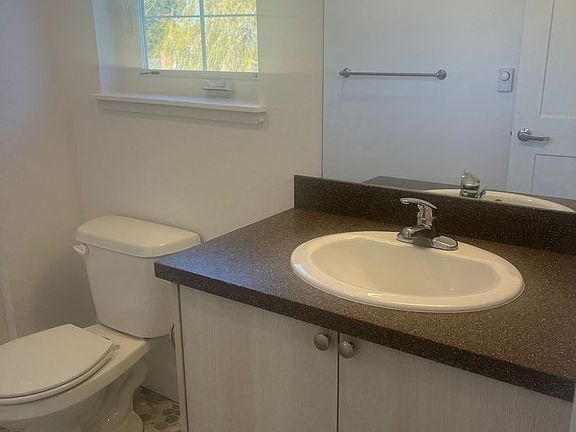4th image of 1610 SW Juniper Ave #101