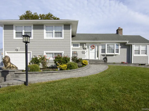 3975 Anne Dr, Seaford, NY 11783