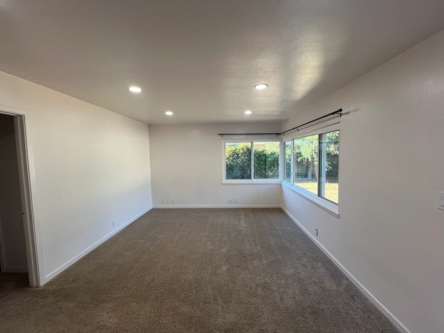 2 bed, 1000 sqft, $3,150 — Photo 2