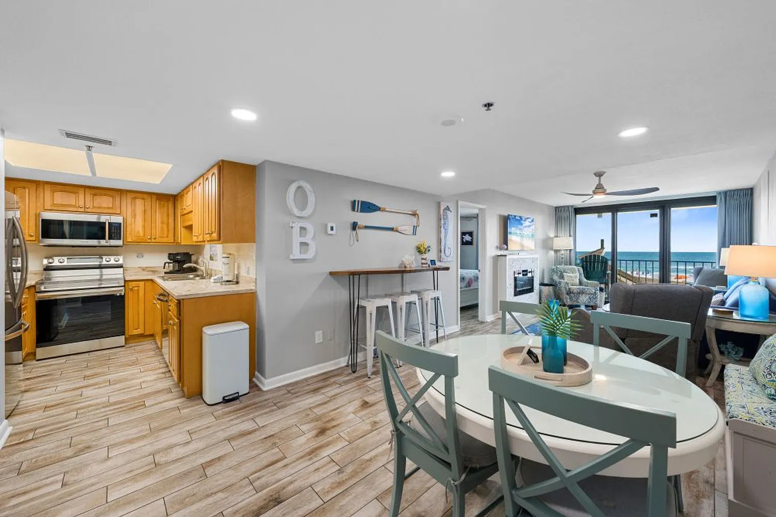 2 bed, 2.0 bath, 914 sqft, $4,622 — Photo 3