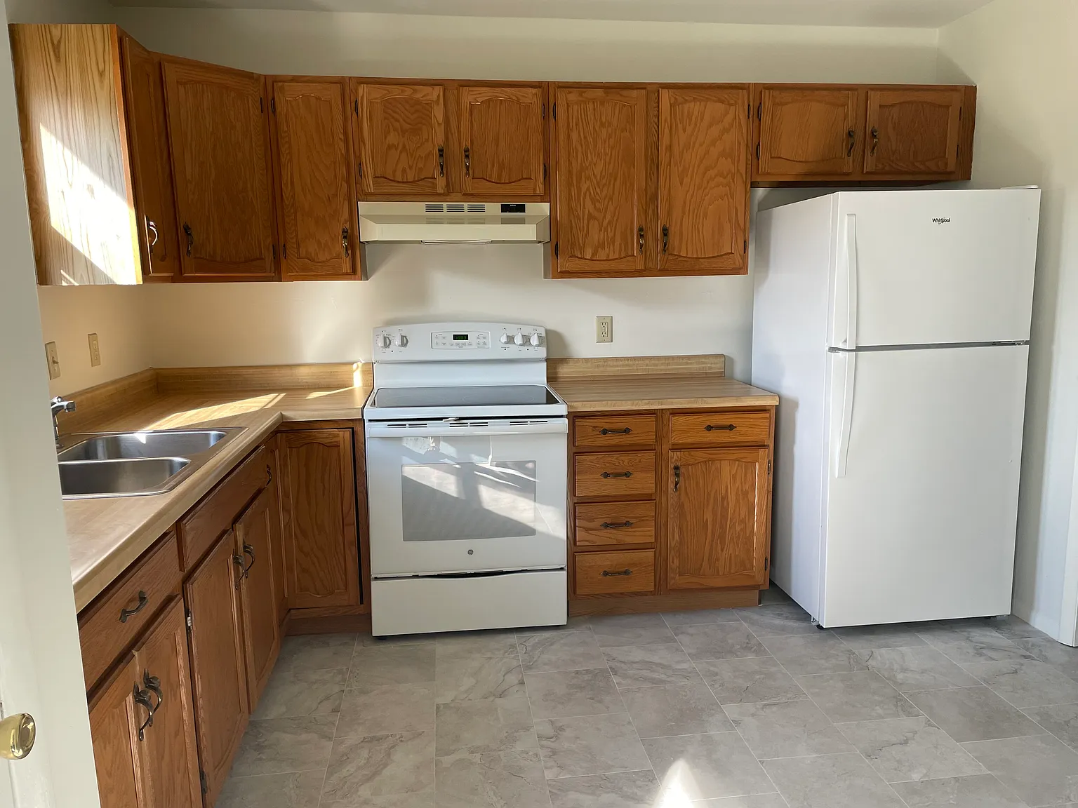 3 bed, 1.5 bath, 1160 sqft, $2,300 — Photo 3