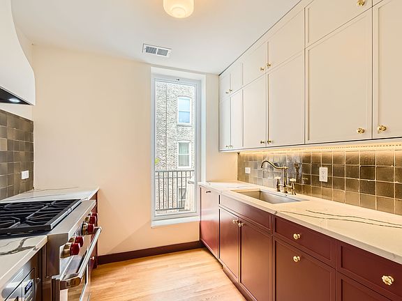 3rd image of 1242 W Winnemac Ave #1E