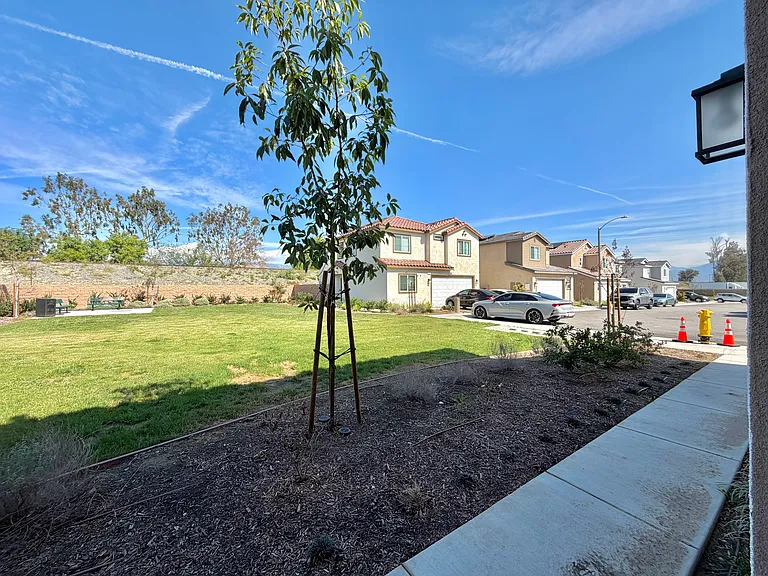 176 N Sutter Ave — Photo 13