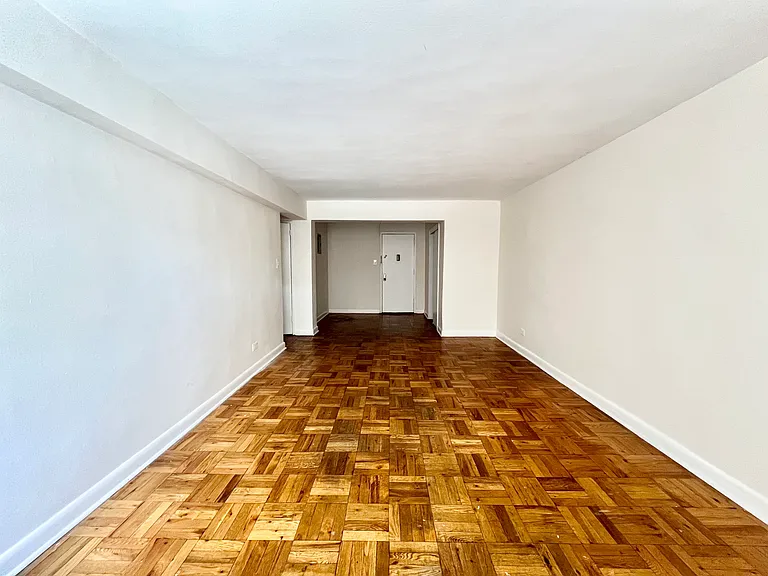2409 E 3rd St #2F — Photo 1