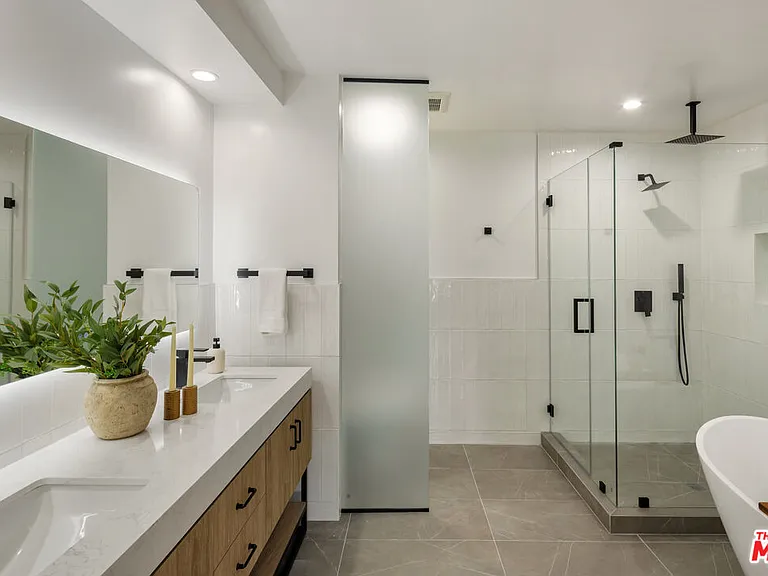 992 Napoli Dr — Photo 23