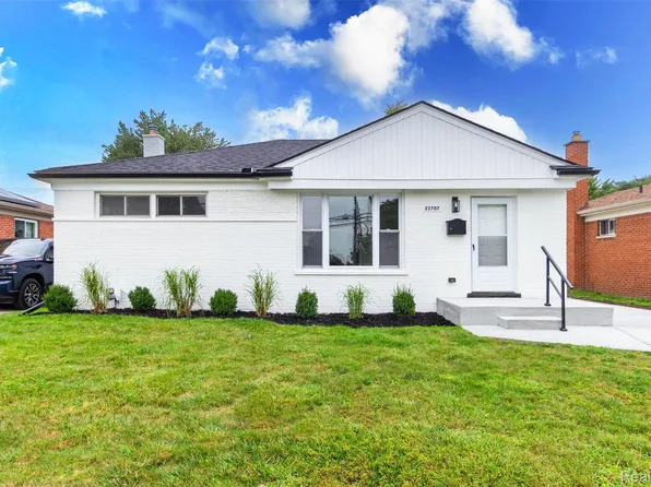 22707 Playview St, Saint Clair Shores, MI 48082