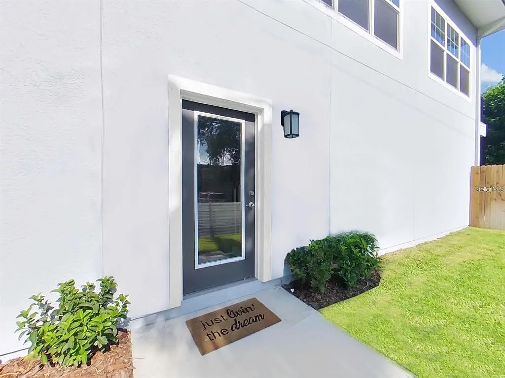3 bed, 2.5 bath, 1725 sqft, $2,650 — Photo 3