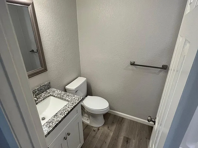 807 W 7th St — Photo 11