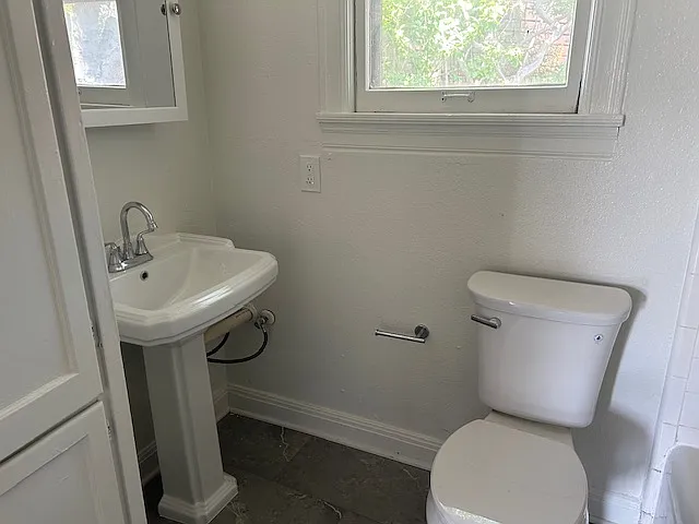 1107 E 11th St #B — Photo 9