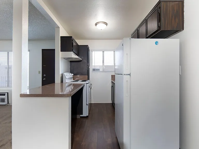 Lakeshore Villa Apartments — Photo 4