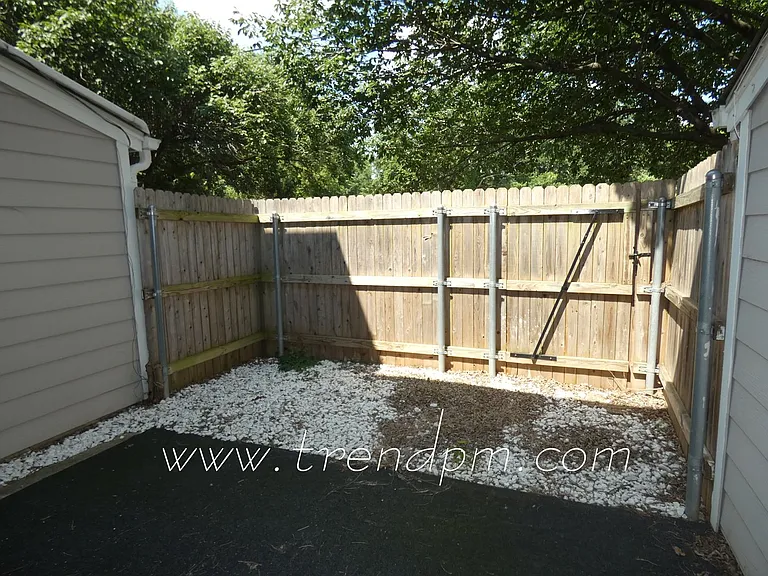 121 Surrey Ln — Photo 10