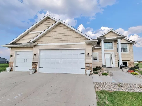 42 Mulberry Loop, Minot, ND 58703
