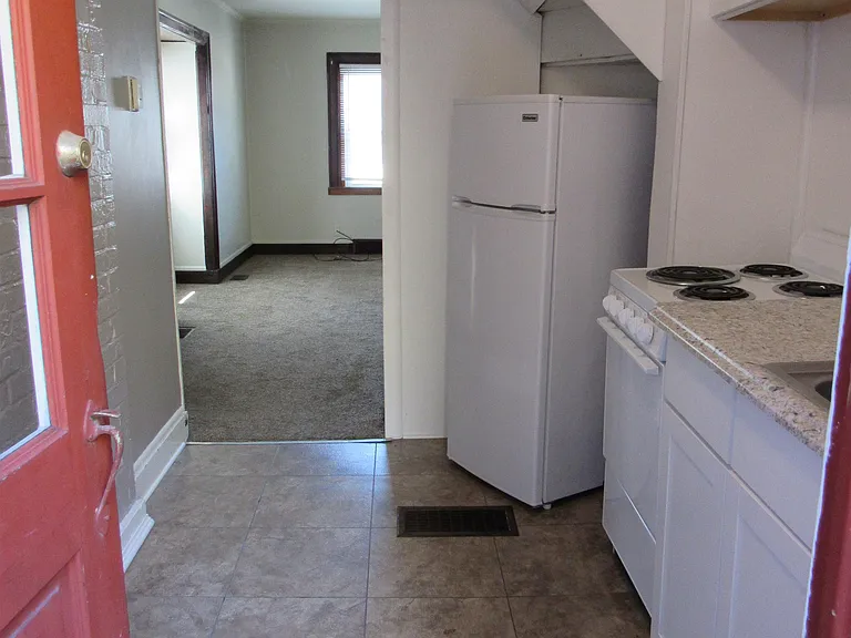 321 W Elm St — Photo 4