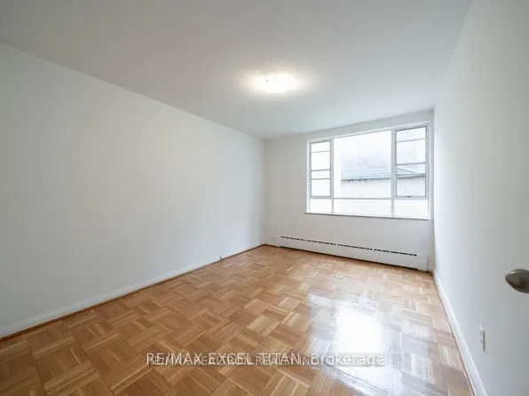 77 Erskine Ave #207, Toronto, ON M4P 1Y5