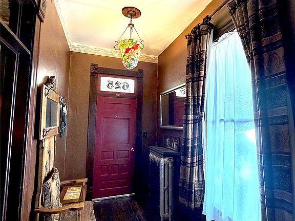 4th image of 625 N Main St