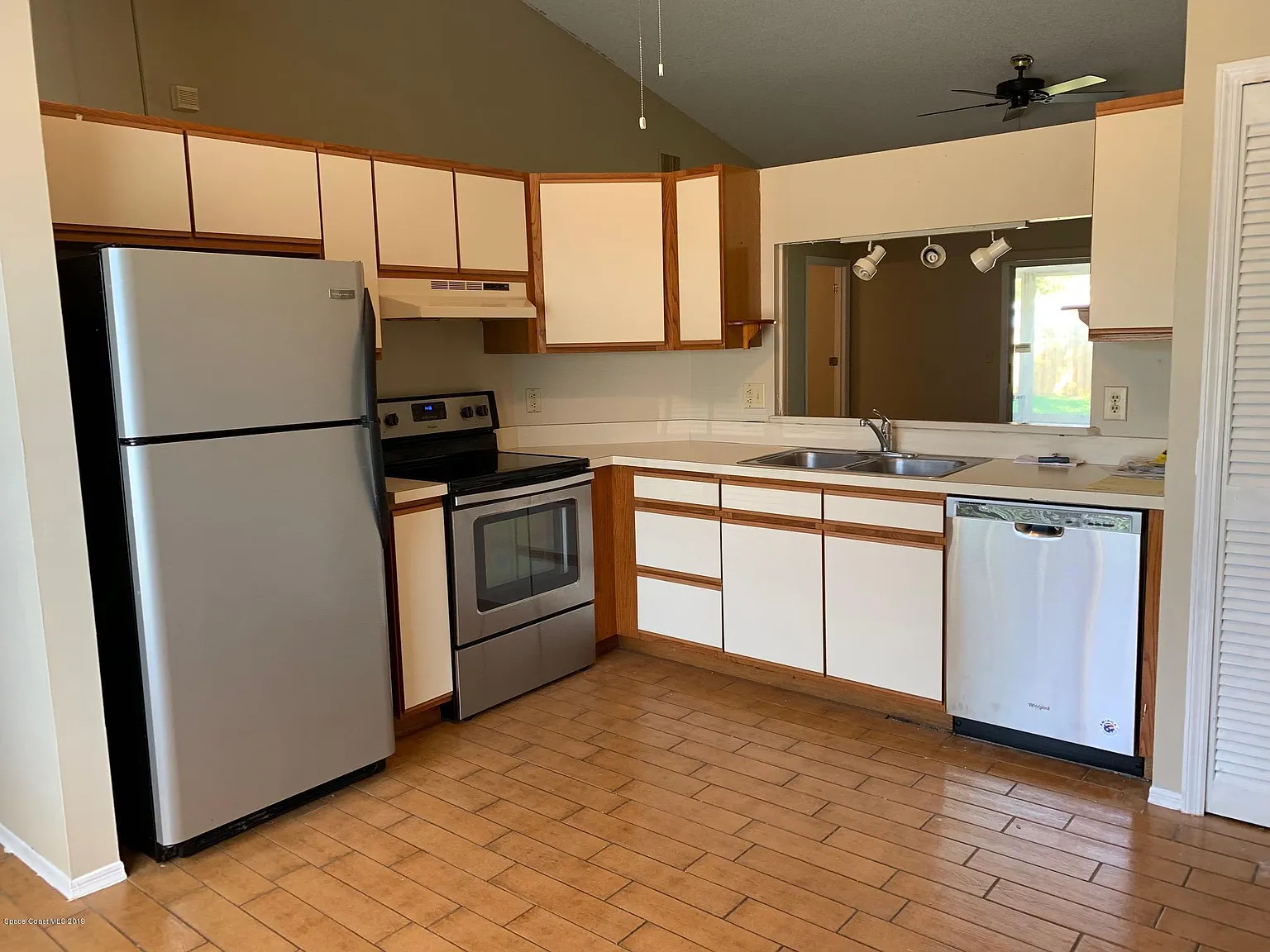 3 bed, 2.0 bath, 1156 sqft, $1,975 — Photo 2