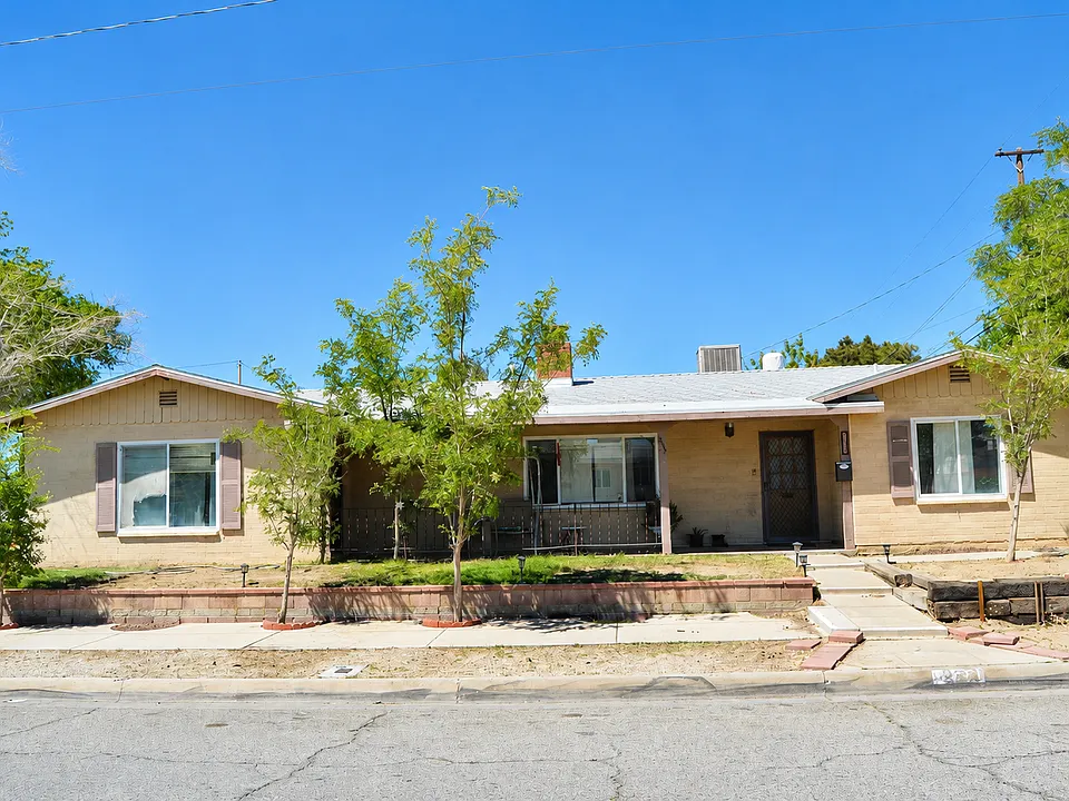 2334 E Nugent St