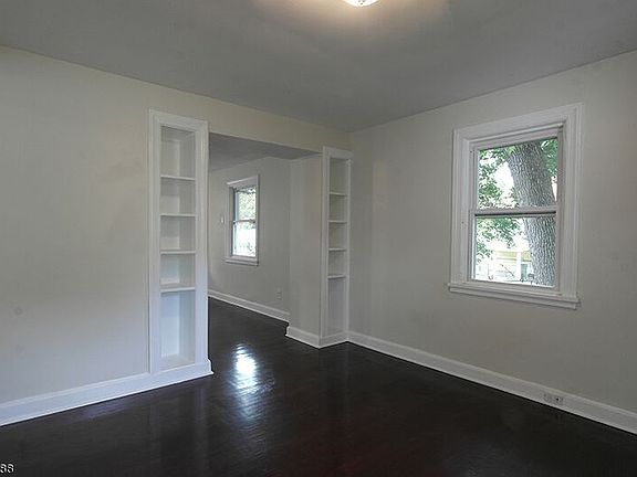 4th image of 40 Hoffman Blvd