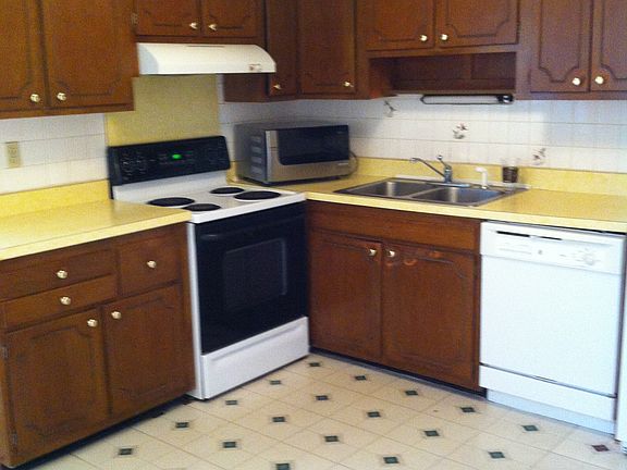 5th image of 1002 Willow Dr