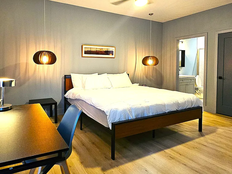 2nd Floor bedroom (king bed)