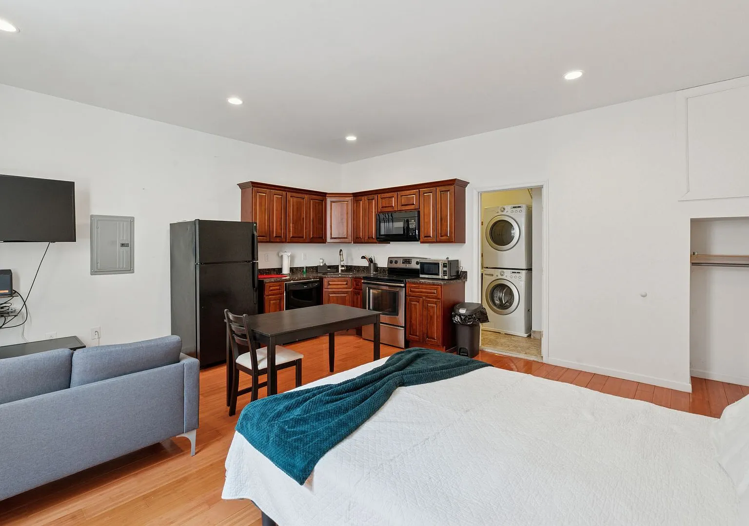 Large Studio - Washington Square West — Photo 3