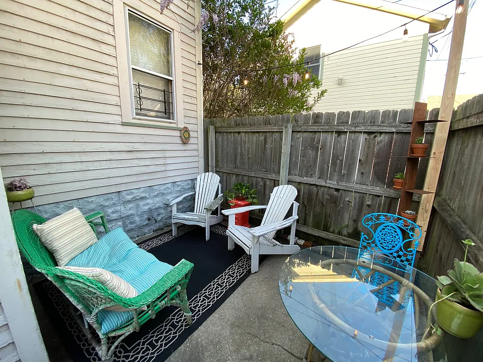 Shared outdoor space available to set up however you wish: garden pots, table and chairs, etc.